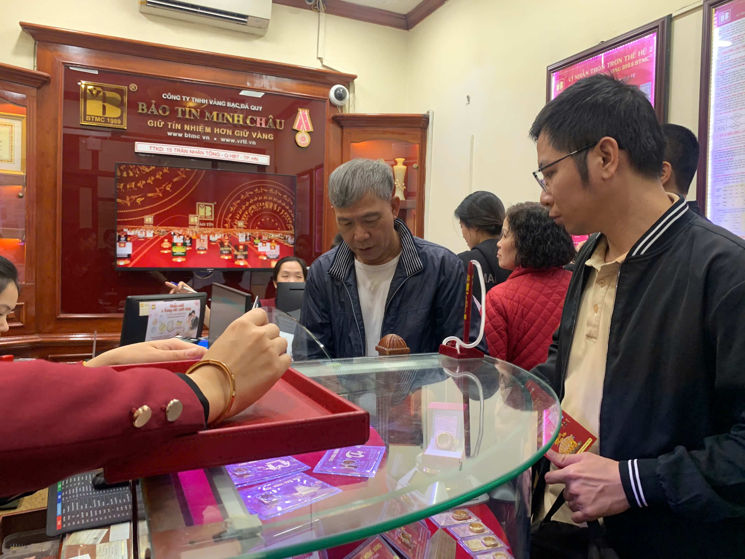 Giá vàng chiều 22/12: Phá đỉnh lịch sử, người dân xếp hàng đi bán, tiệm vàng có động thái bất ngờ - 7