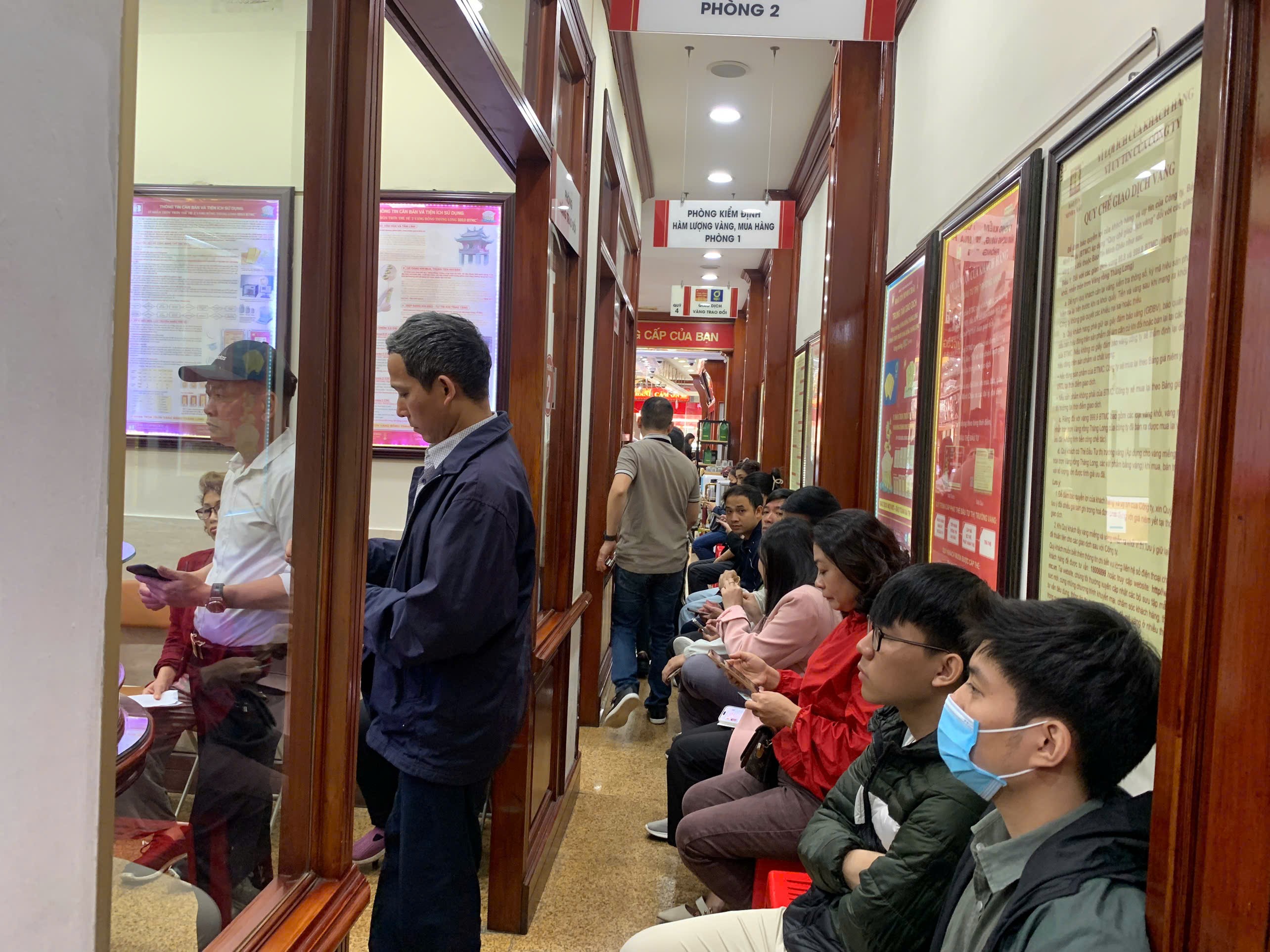 Giá vàng chiều 22/12: Phá đỉnh lịch sử, người dân xếp hàng đi bán, tiệm vàng có động thái bất ngờ - 4