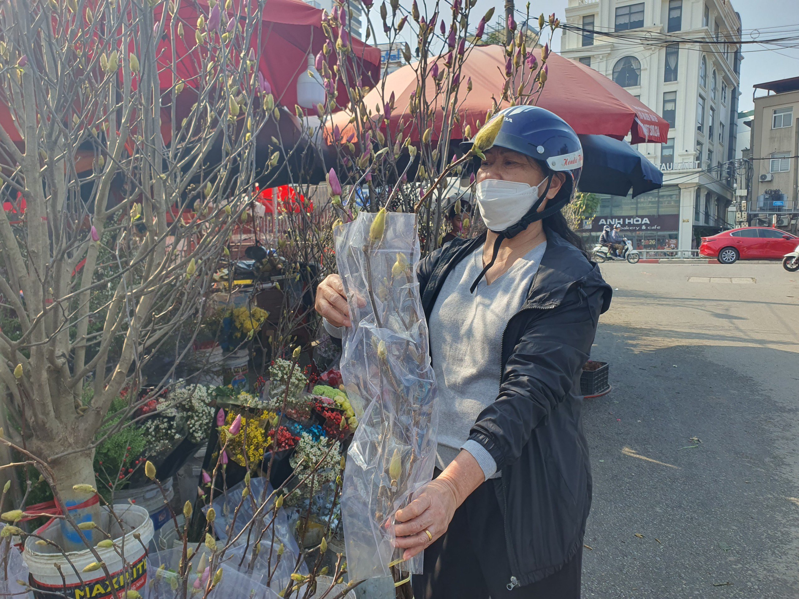 Loại hoa của Trung Quốc “đổ bộ” chợ Hà Nội, chị em “thi nhau” mua về cắm với giá hàng triệu đồng/cành - 4