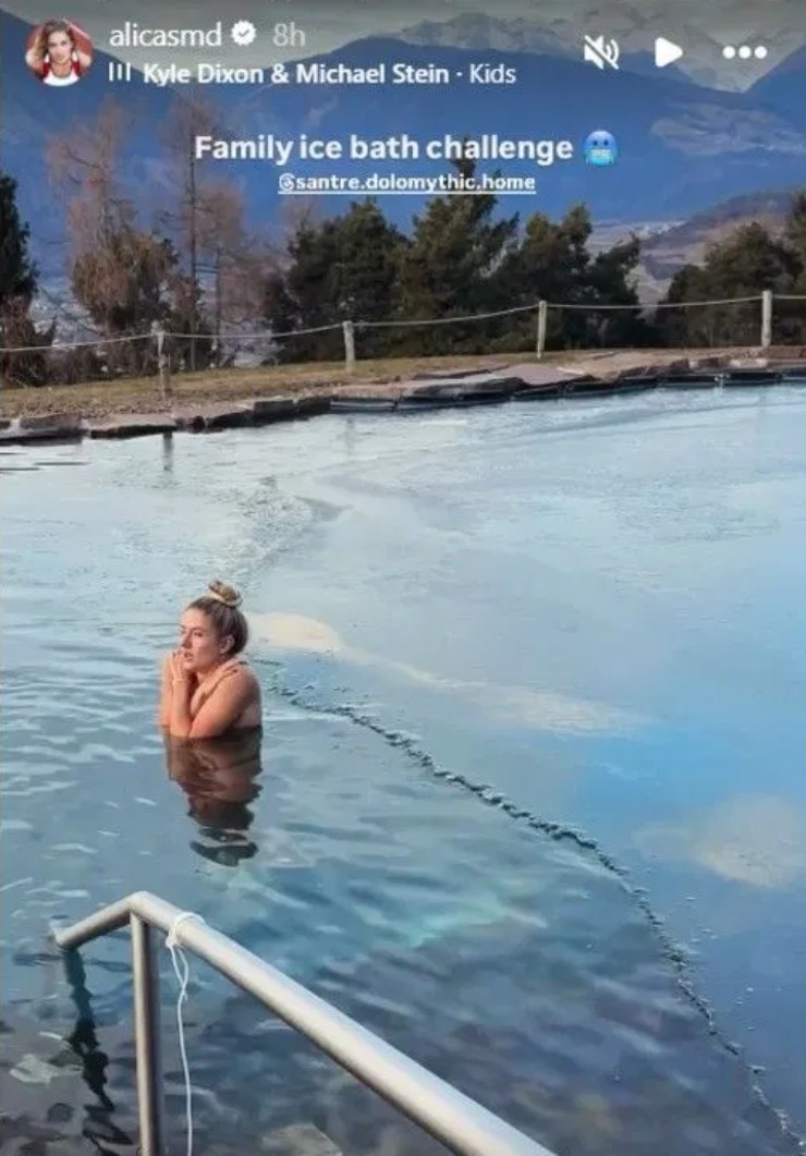 Nữ VĐV điền kinh đẹp nhất thế giới mặc bikini tắm nước đá, gây sốt dịp Noel - 1