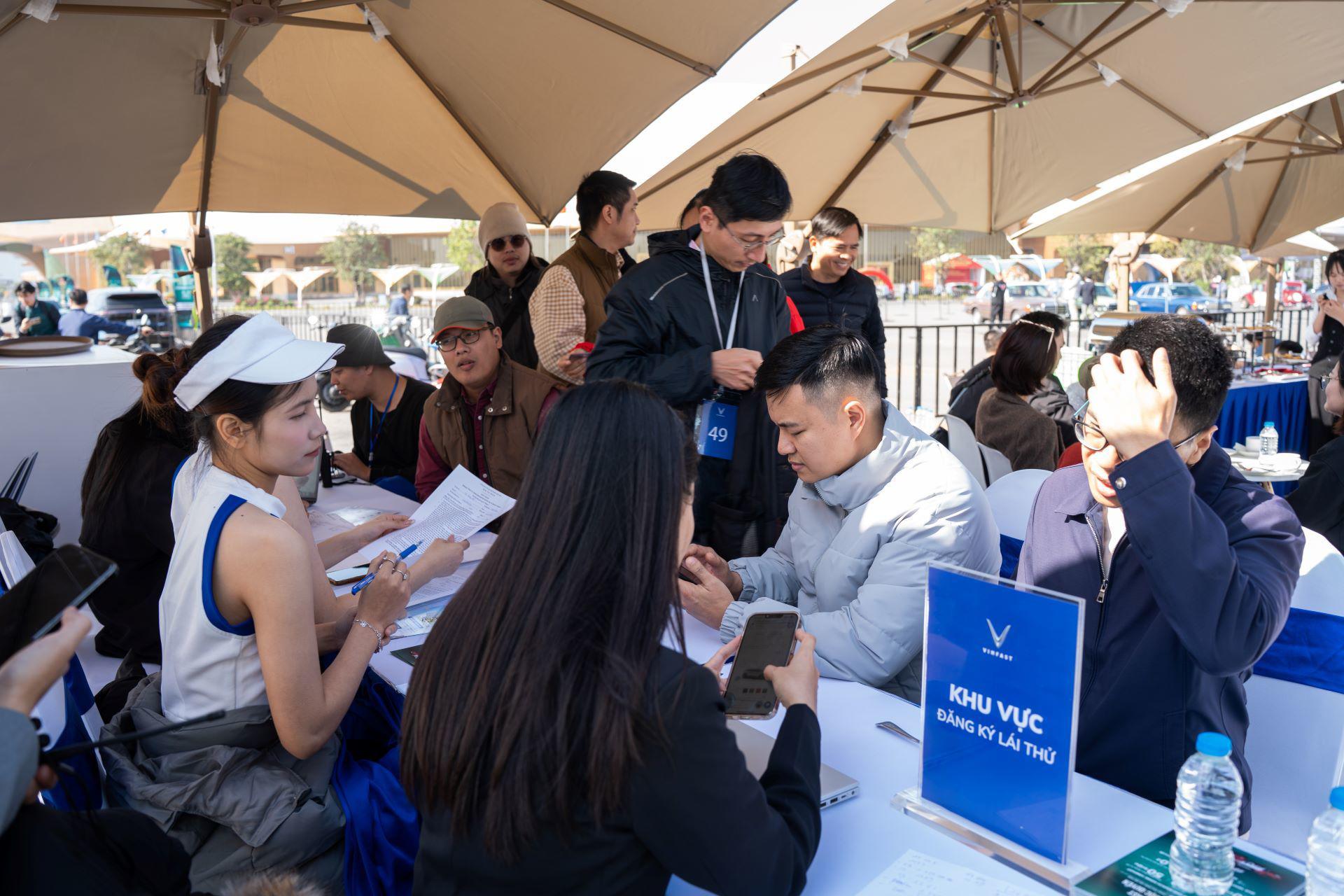 Lái thử xong, khách muốn “chốt” ngay xe điện VinFast tại VMS 2025 - 1