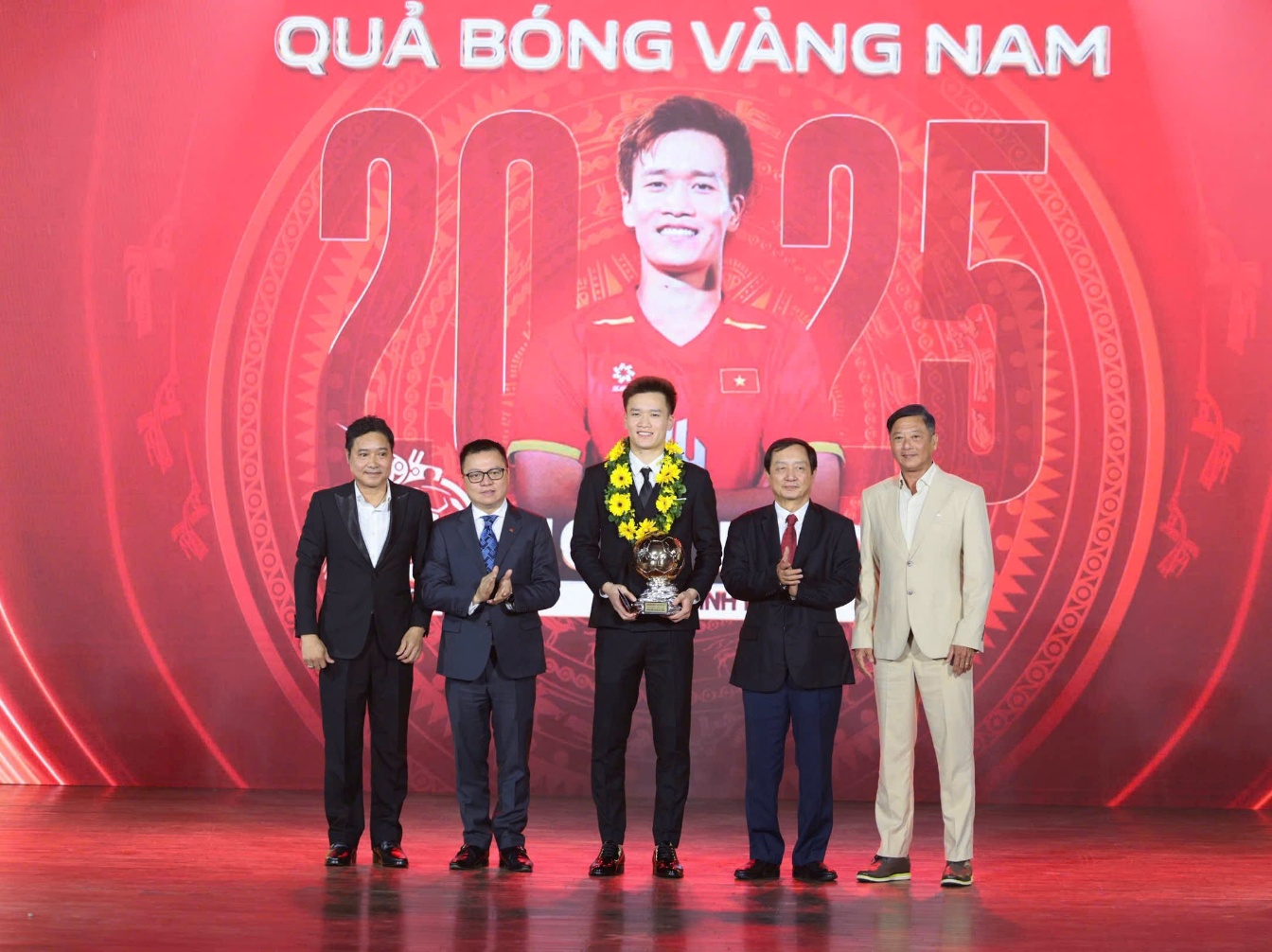 Hoàng Đức lập hat-trick Quả bóng vàng Việt Nam cùng sự đồng hành của LPBank - 1