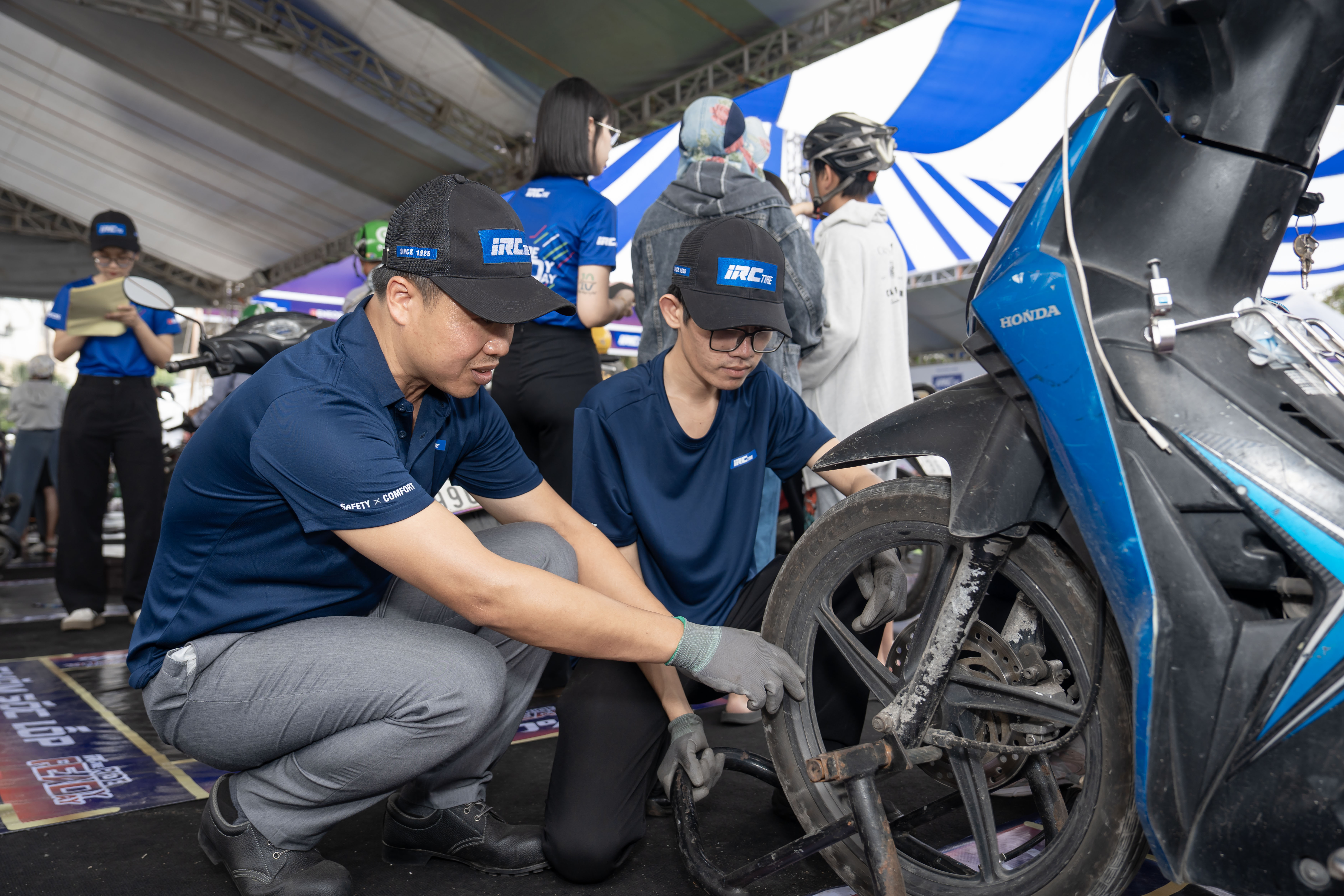 Hàng nghìn xe máy tại KCX Tân Thuận được bảo dưỡng miễn phí dịp cuối năm - 2