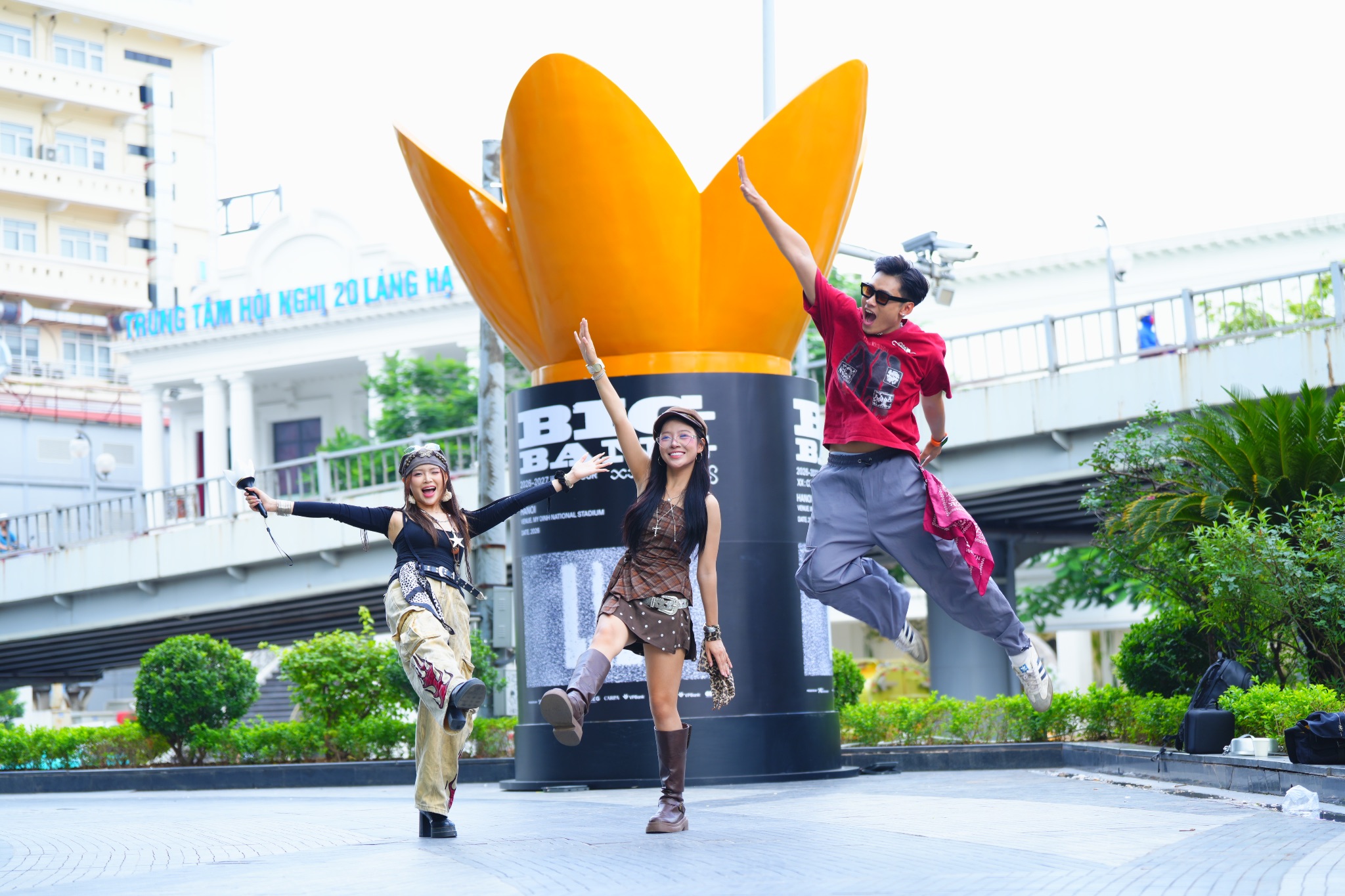 Một biểu tượng quen thuộc khiến trụ sở ngân hàng VPBank bỗng đông kín fan K-pop - 1