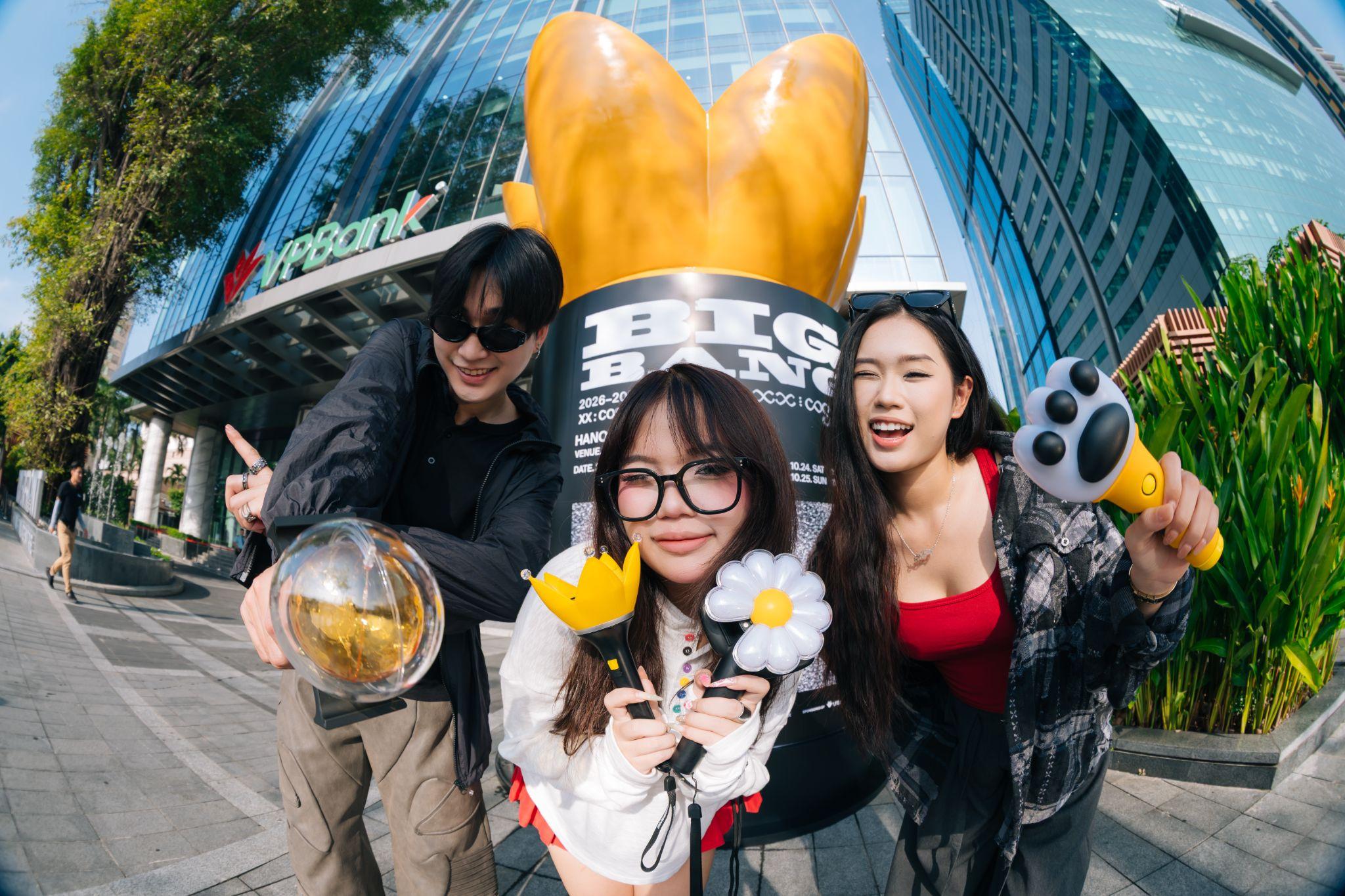 Một biểu tượng quen thuộc khiến trụ sở ngân hàng VPBank bỗng đông kín fan K-pop - 3