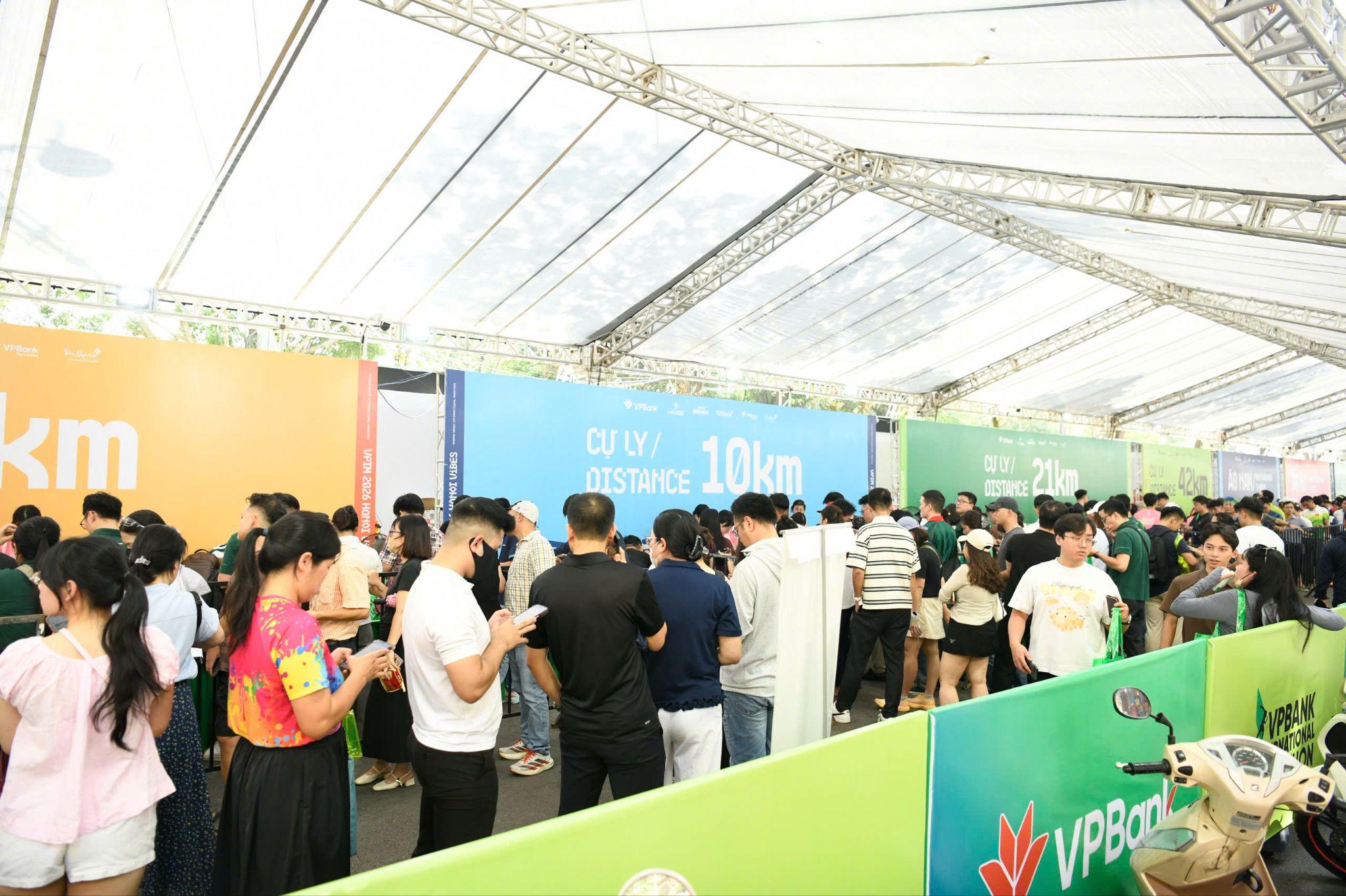Một vòng phố đi bộ, bắt trọn sức nóng VPBank Hanoi International Marathon 2026 trước giờ xuất phát - 1