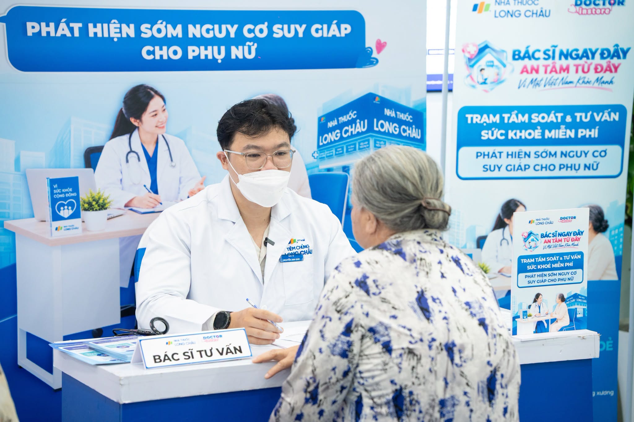 “Bác sĩ ngay đây, An tâm từ đây”: Hàng trăm người dân tầm soát miễn phí, tư vấn sức khỏe cùng bác sĩ ngay tại nhà thuốc Long Châu - 1