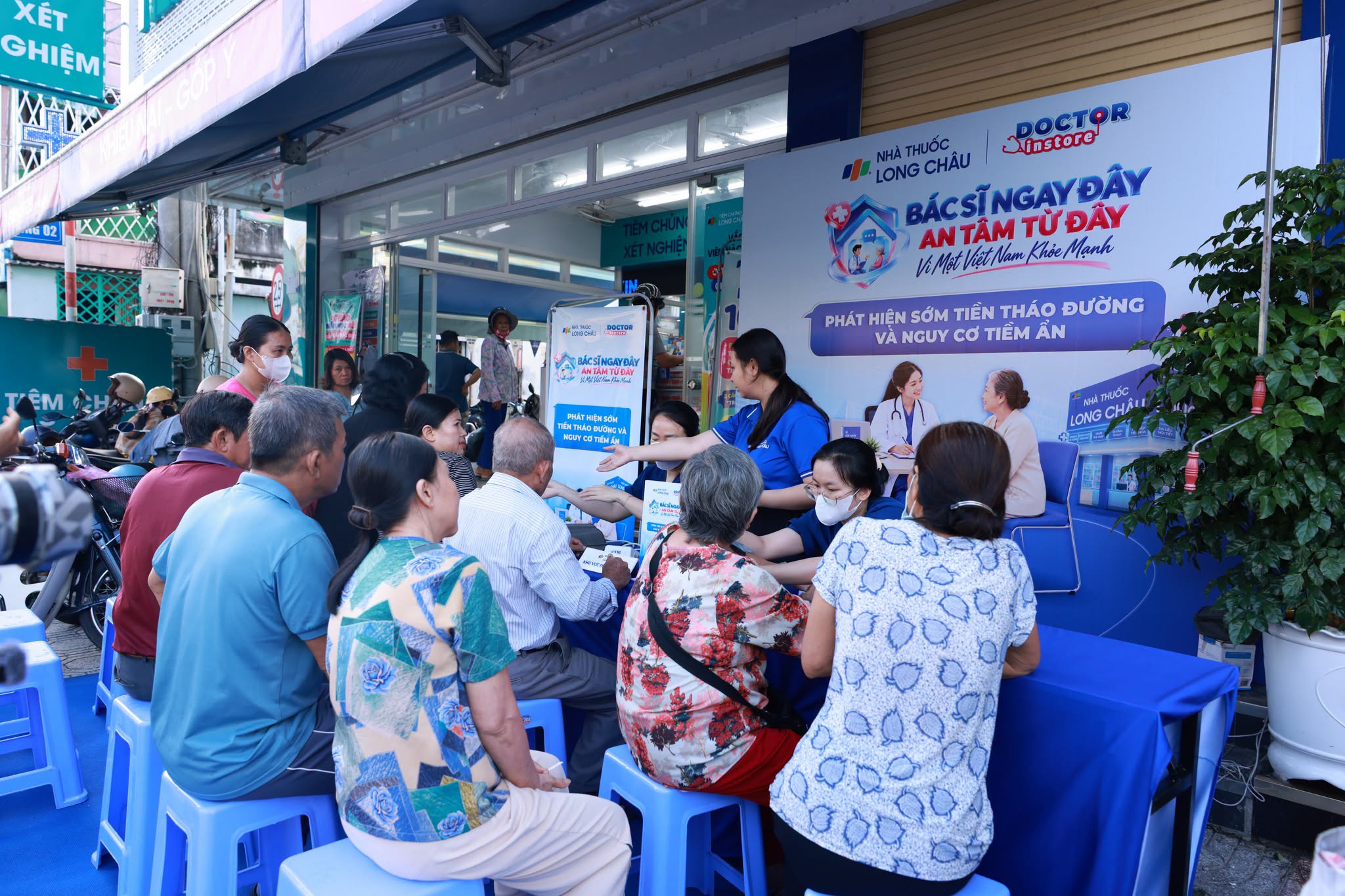 “Bác sĩ ngay đây, An tâm từ đây”: Hàng trăm người dân tầm soát miễn phí, tư vấn sức khỏe cùng bác sĩ ngay tại nhà thuốc Long Châu - 2