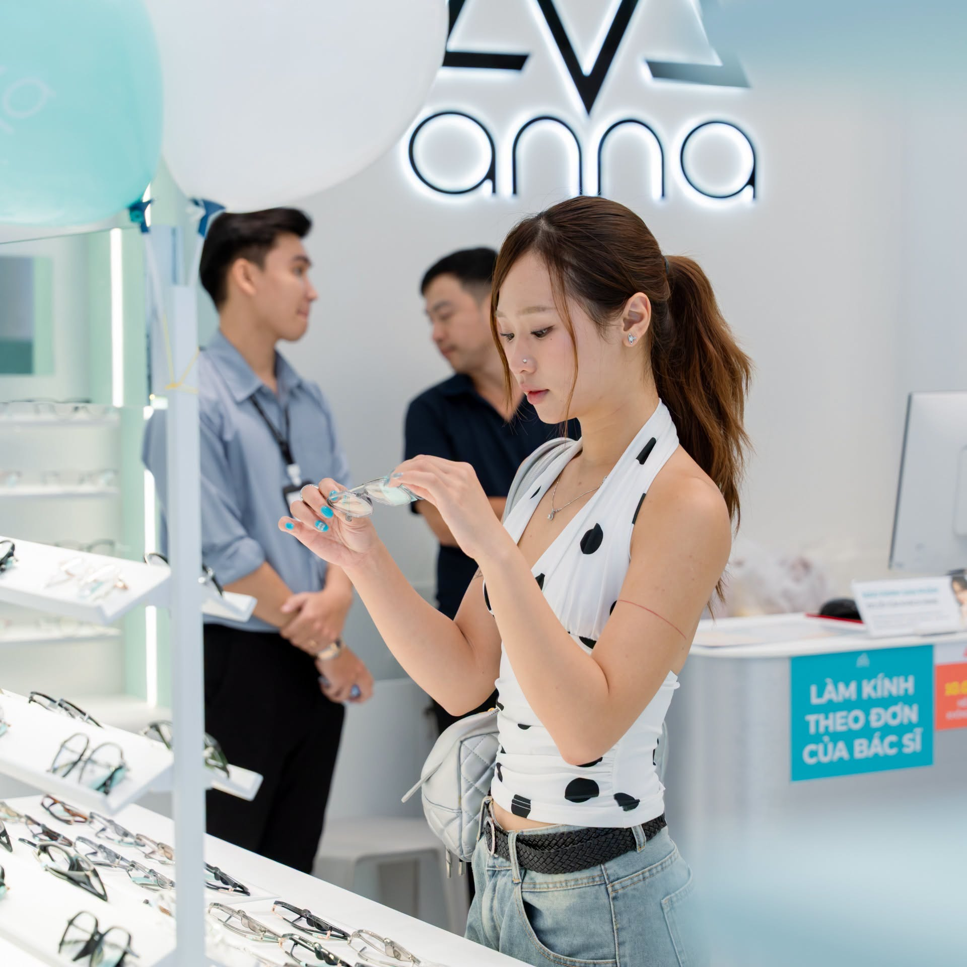 Lần đầu tiên một thương hiệu kính Việt Nam xác lập kỷ lục lớn nhất cả nước - 2