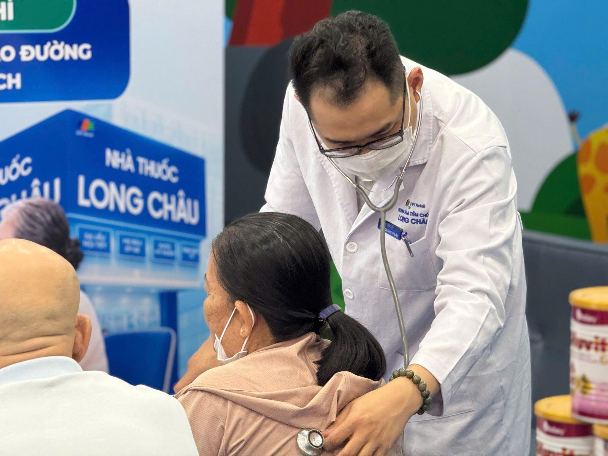 “Bác sĩ ngay đây, An tâm từ đây”: Hàng trăm người dân tầm soát miễn phí, tư vấn sức khỏe cùng bác sĩ ngay tại nhà thuốc Long Châu - 3