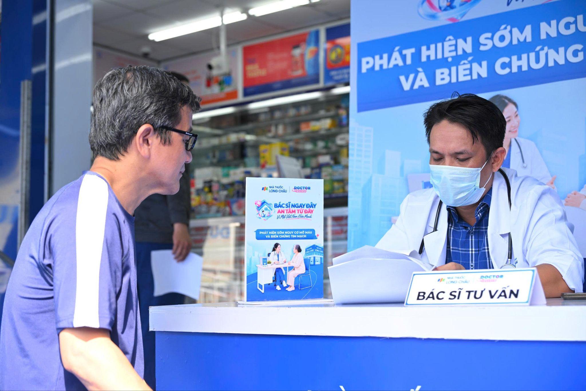 “Bác sĩ ngay đây, An tâm từ đây”: Hàng trăm người dân tầm soát miễn phí, tư vấn sức khỏe cùng bác sĩ ngay tại nhà thuốc Long Châu - 4
