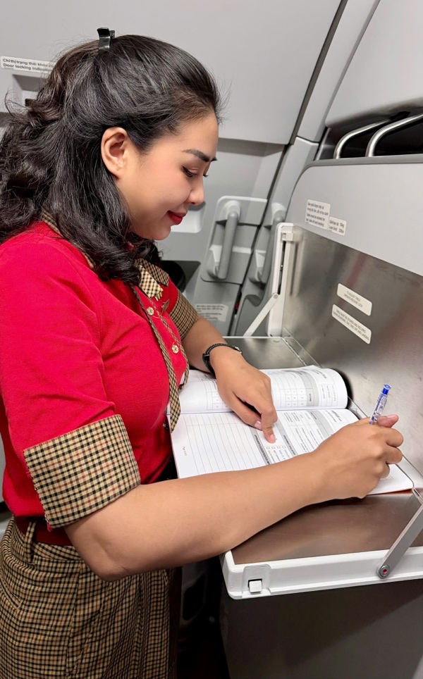 Những bóng hồng Vietjet làm chủ bầu trời - 5