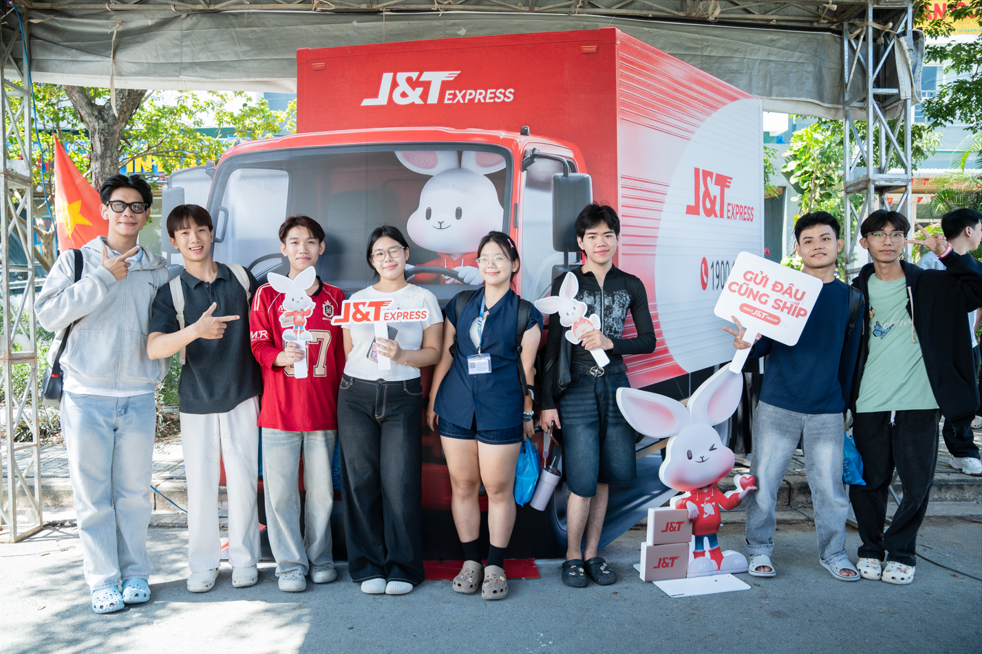 "Trạm giao nhận J&T Express" gây sốt tại ký túc xá - 2