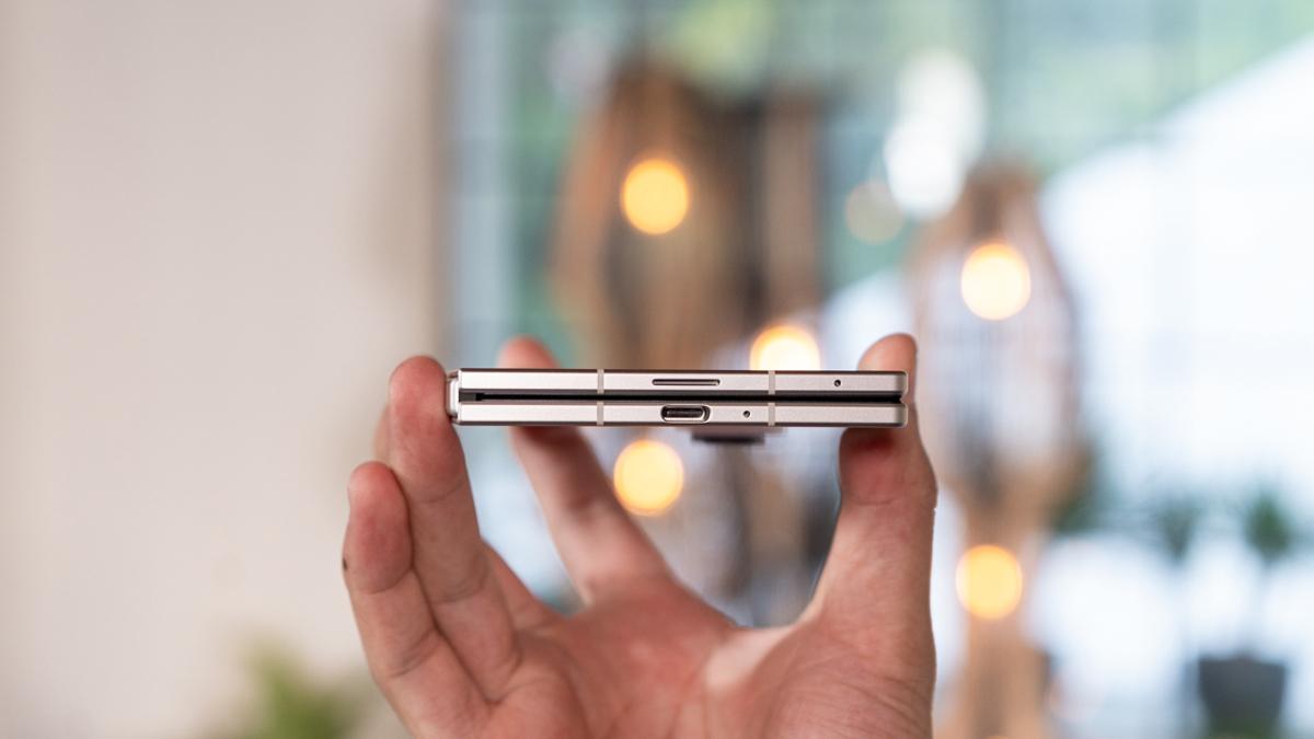 Đặt Z Fold 8 cạnh iPhone Duo: Chênh 53g, giá lệch 18 triệu, chọn máy nào? - 1