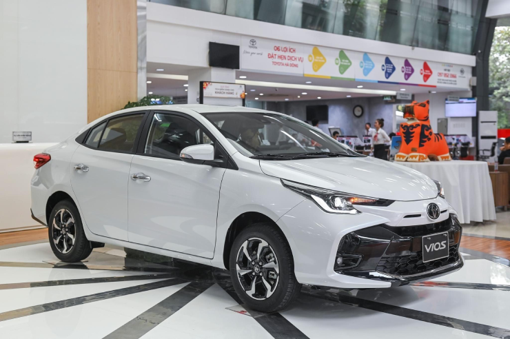 Chi thêm vài chục triệu mua sedan B số tự động: Lái mới tiết kiệm được tiền tỷ - 1