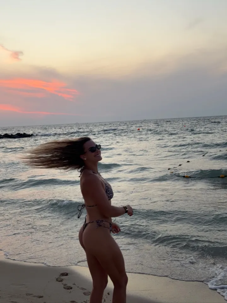 Cựu số 1 thế giới Sabalenka diện bikini khoe vòng eo săn chắc - 1