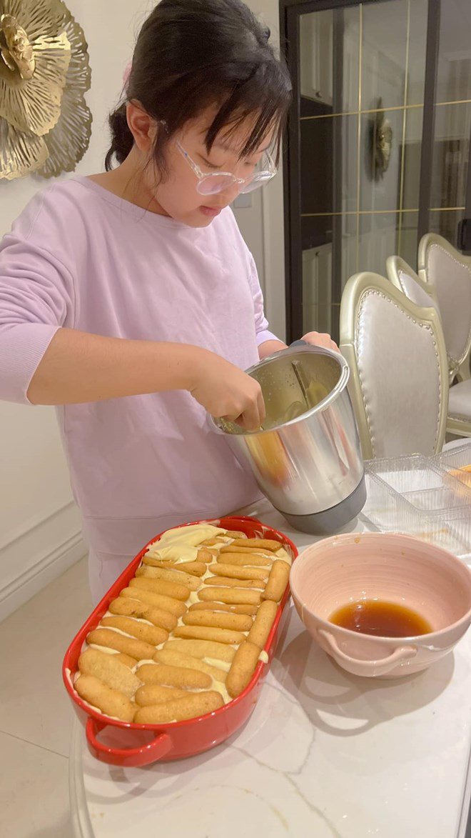 Suti &#34;Bố ơi mình đi đâu thế&#34; đã xinh đẹp còn khéo tay vào bếp, làm mẹ Thúy Hạnh &#34;mát lòng mát dạ&#34; - 5