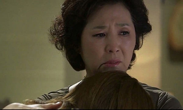 Gả vào hào môn được 2 ngày, mẹ chồng dúi vào tay tôi túi vàng rồi hớt hải bỏ chạy - 3
