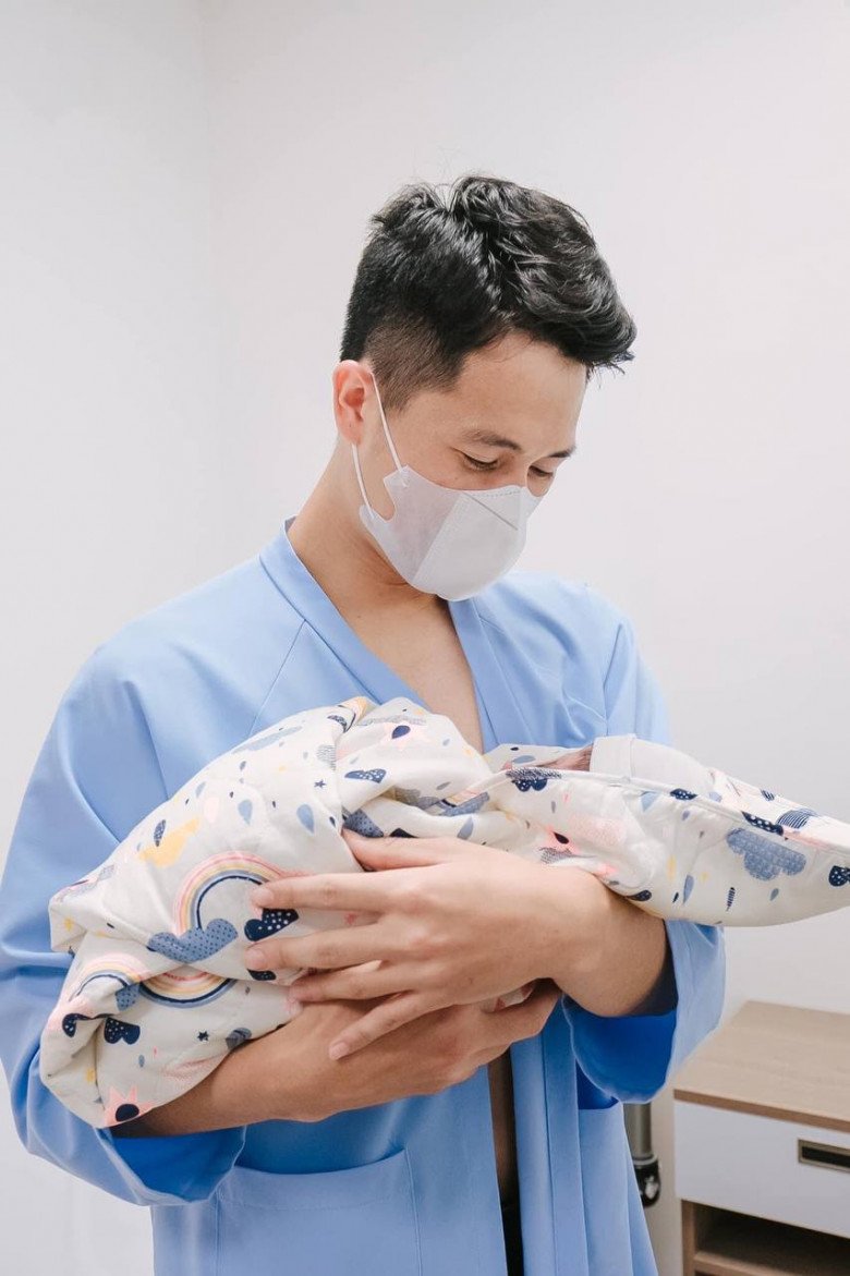 Cầu thủ Trần Đình Trọng hạnh phúc đón con trai đầu lòng ngày đầu năm mới, anh em cầu thủ thi nhau chúc mừng - 1