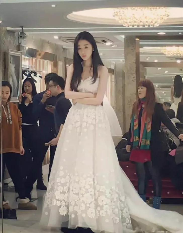 Váy áo hàng hiệu đắt cắt cổ của “bạch phú mỹ” nổi tiếng đẹp, giàu - 5