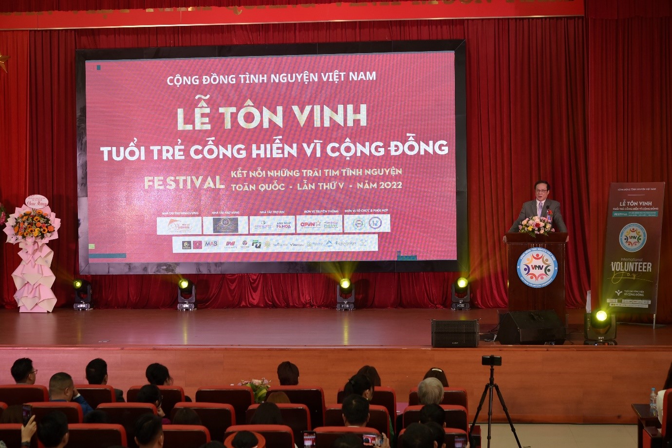 NSƯT Hồ Phong và nghệ sĩ Quách Thu Phương làm đại sứ nhân ái Lễ tôn vinh "Tuổi trẻ cống hiến vì cộng đồng" 2022 - 3