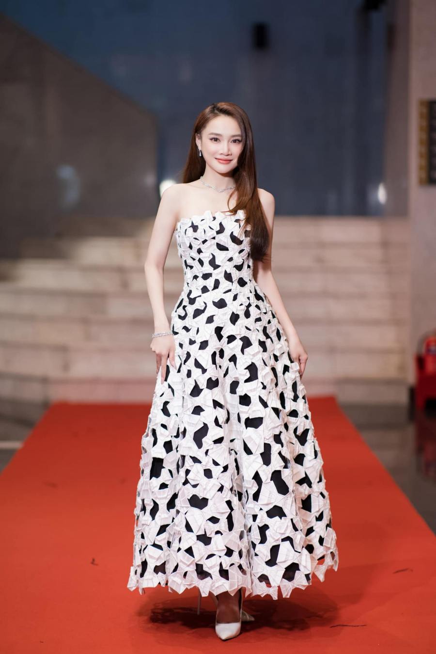 Chiếc váy "chắp vá" giá 59,9 triệu đồng của Nhã Phương có gì đặc biệt? - 8