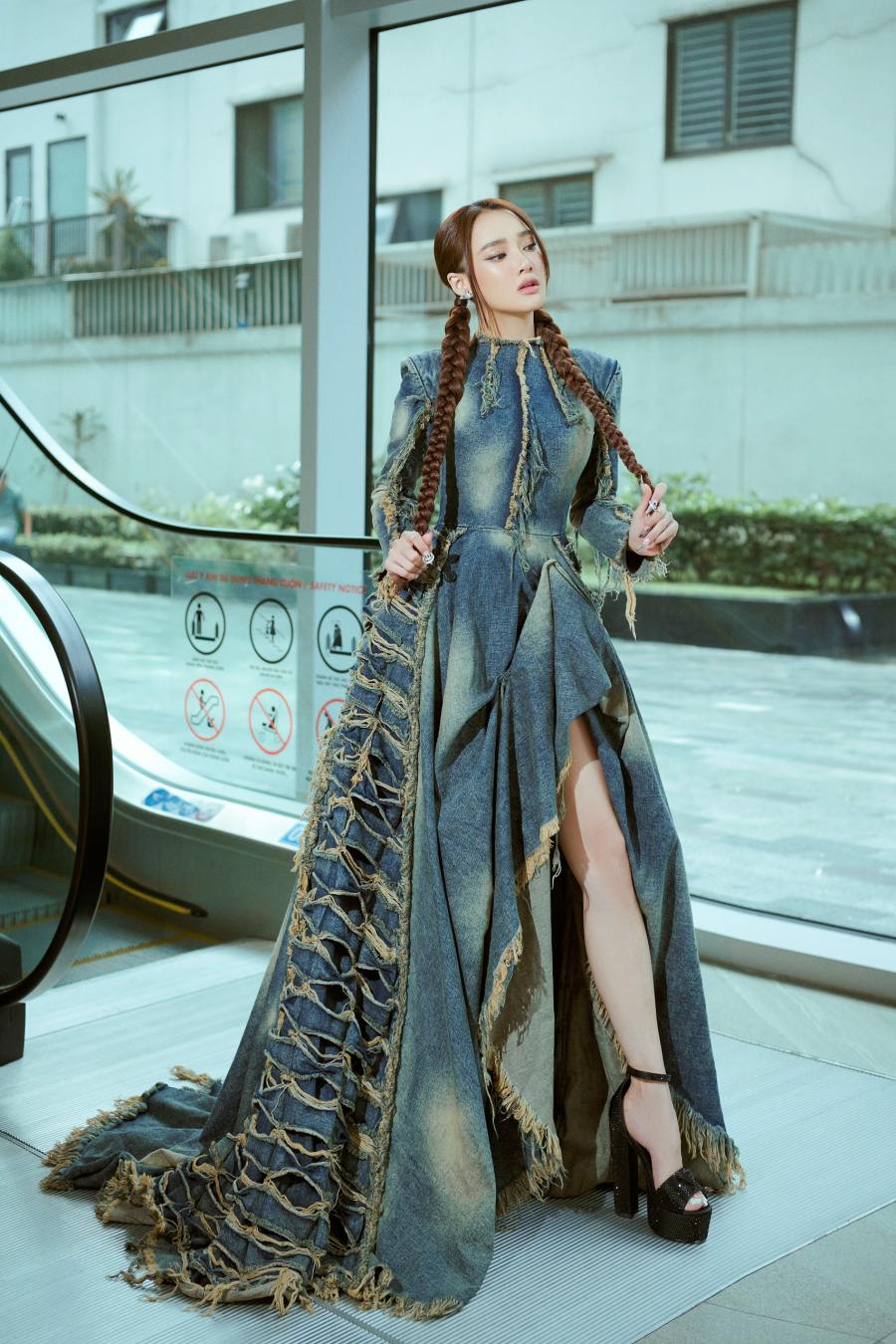 Chiếc váy "chắp vá" giá 59,9 triệu đồng của Nhã Phương có gì đặc biệt? - 4