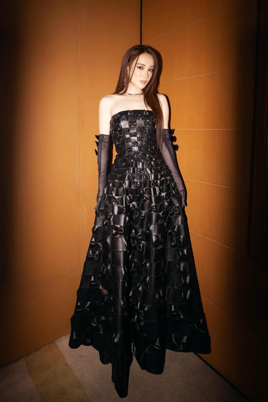 Chiếc váy "chắp vá" giá 59,9 triệu đồng của Nhã Phương có gì đặc biệt? - 5