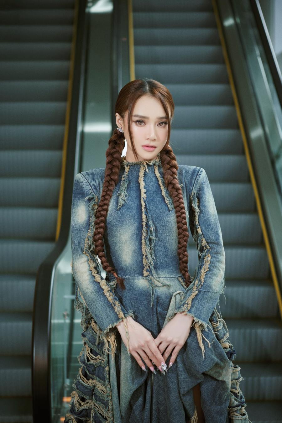 Chiếc váy "chắp vá" giá 59,9 triệu đồng của Nhã Phương có gì đặc biệt? - 2