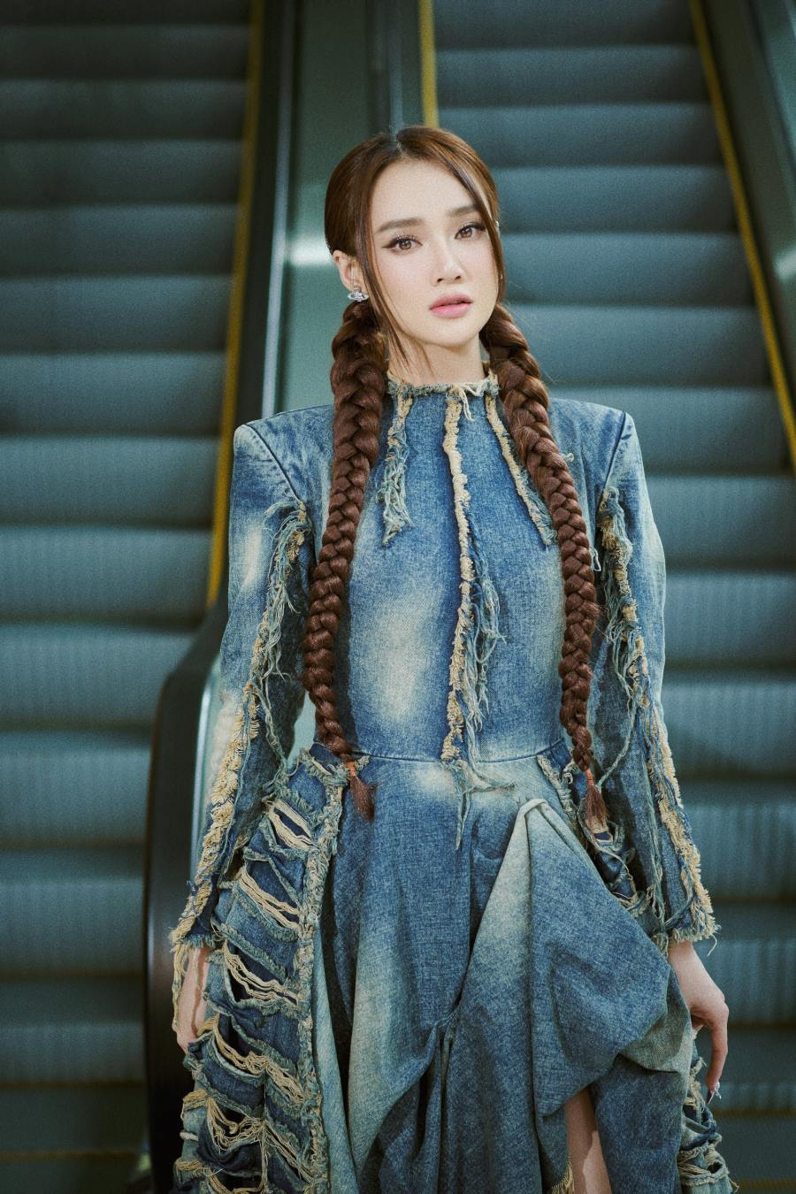 Chiếc váy "chắp vá" giá 59,9 triệu đồng của Nhã Phương có gì đặc biệt? - 1