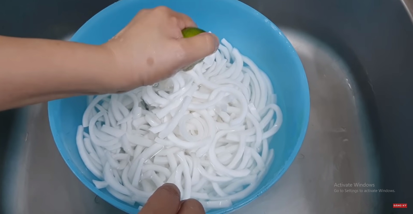 Làm mứt nhớ ngâm dừa vào thứ nước này, mứt dừa dẻo ngon, trắng đẹp không sợ bị chảy nước - 7