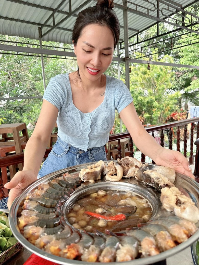 Vợ xinh của Hoàng Bách về nhà mẹ đẻ vẫn bị bắt nấu ăn sấp mặt, mẹ chồng có mặt nấu nướng cùng - 1