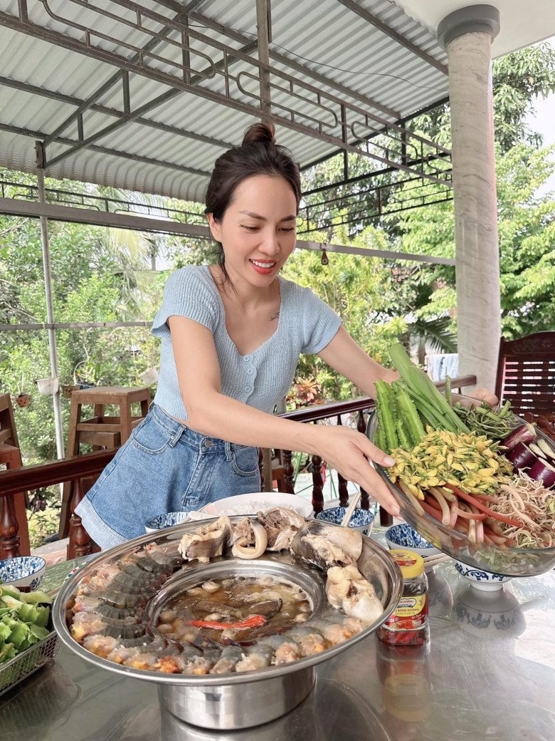 Vợ xinh của Hoàng Bách về nhà mẹ đẻ vẫn bị bắt nấu ăn sấp mặt, mẹ chồng có mặt nấu nướng cùng - 2