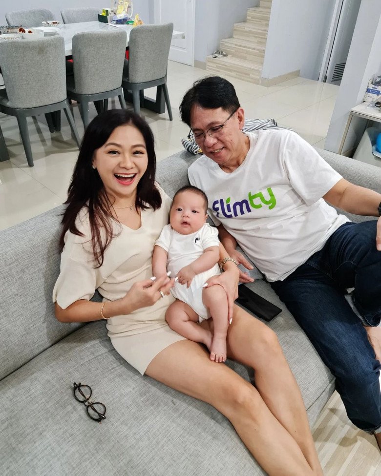 Bà nội U60 trẻ như gái 20, chăm cháu cứ bị nhầm là mẹ con, phải giải thích &#34;đây là cháu tôi&#34; - 1