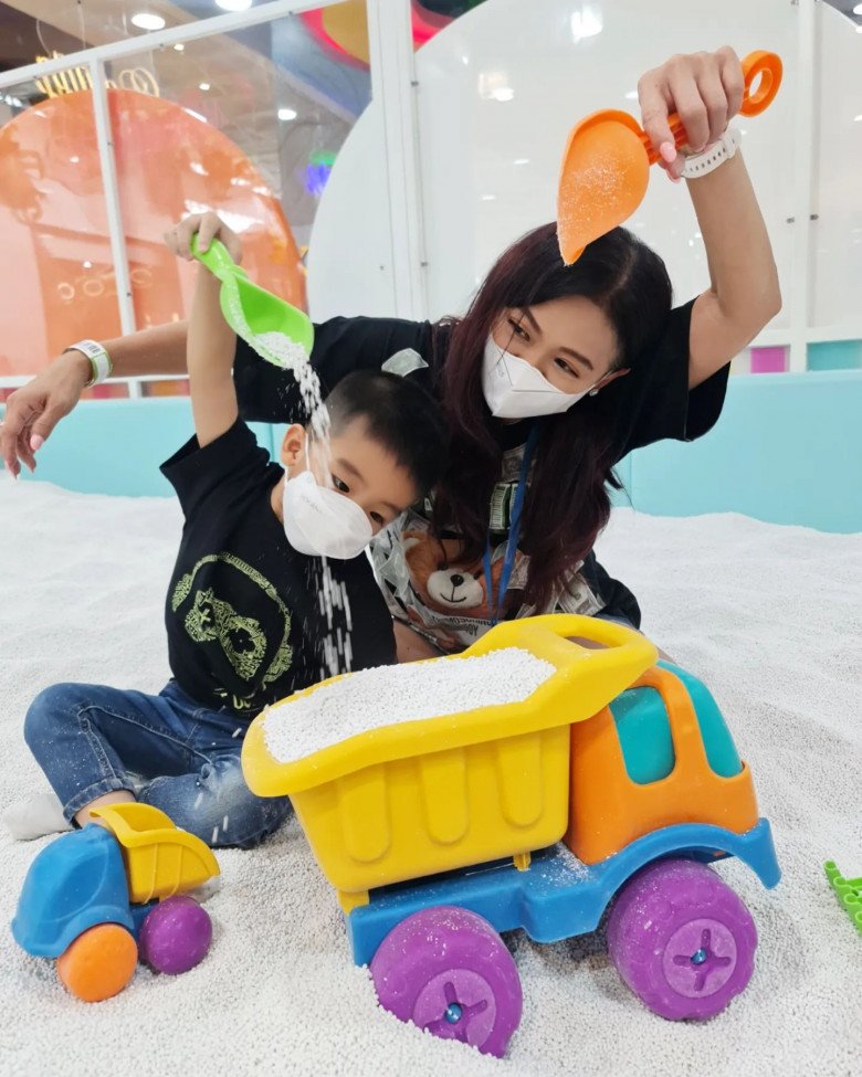 Bà nội U60 trẻ như gái 20, chăm cháu cứ bị nhầm là mẹ con, phải giải thích &#34;đây là cháu tôi&#34; - 11