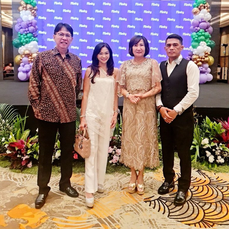 Bà nội U60 trẻ như gái 20, chăm cháu cứ bị nhầm là mẹ con, phải giải thích &#34;đây là cháu tôi&#34; - 14