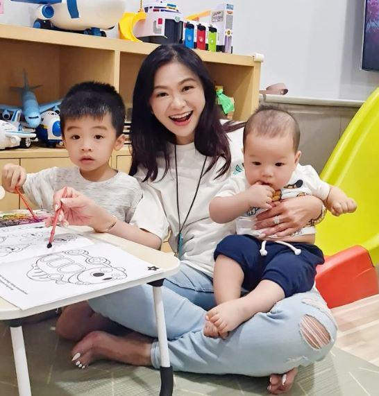 Bà nội U60 trẻ như gái 20, chăm cháu cứ bị nhầm là mẹ con, phải giải thích &#34;đây là cháu tôi&#34; - 2