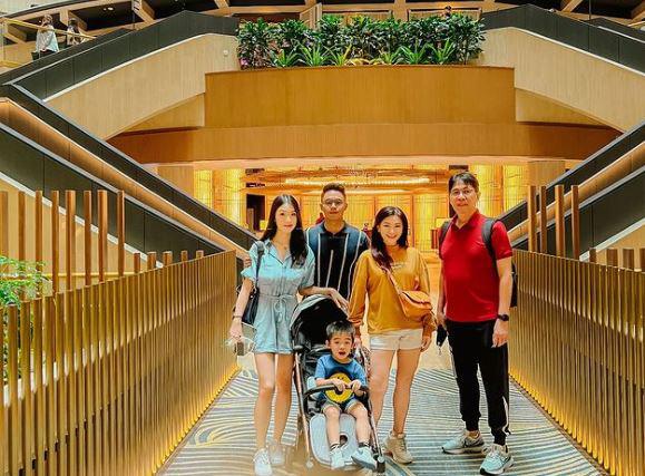 Bà nội U60 trẻ như gái 20, chăm cháu cứ bị nhầm là mẹ con, phải giải thích &#34;đây là cháu tôi&#34; - 12