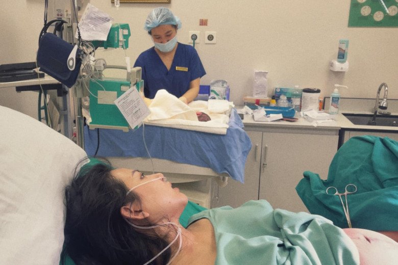 Phan Mạnh Quỳnh xúc động chứng kiến cảnh vợ vượt cạn, tự tay cắt rốn cho con - 1