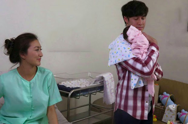 Mới đẻ đã bị chồng đuổi, mẹ chồng bê cơm cữ vào để quyển sổ đỏ chót trên mâm khiến tôi ôm mặt khóc - 2