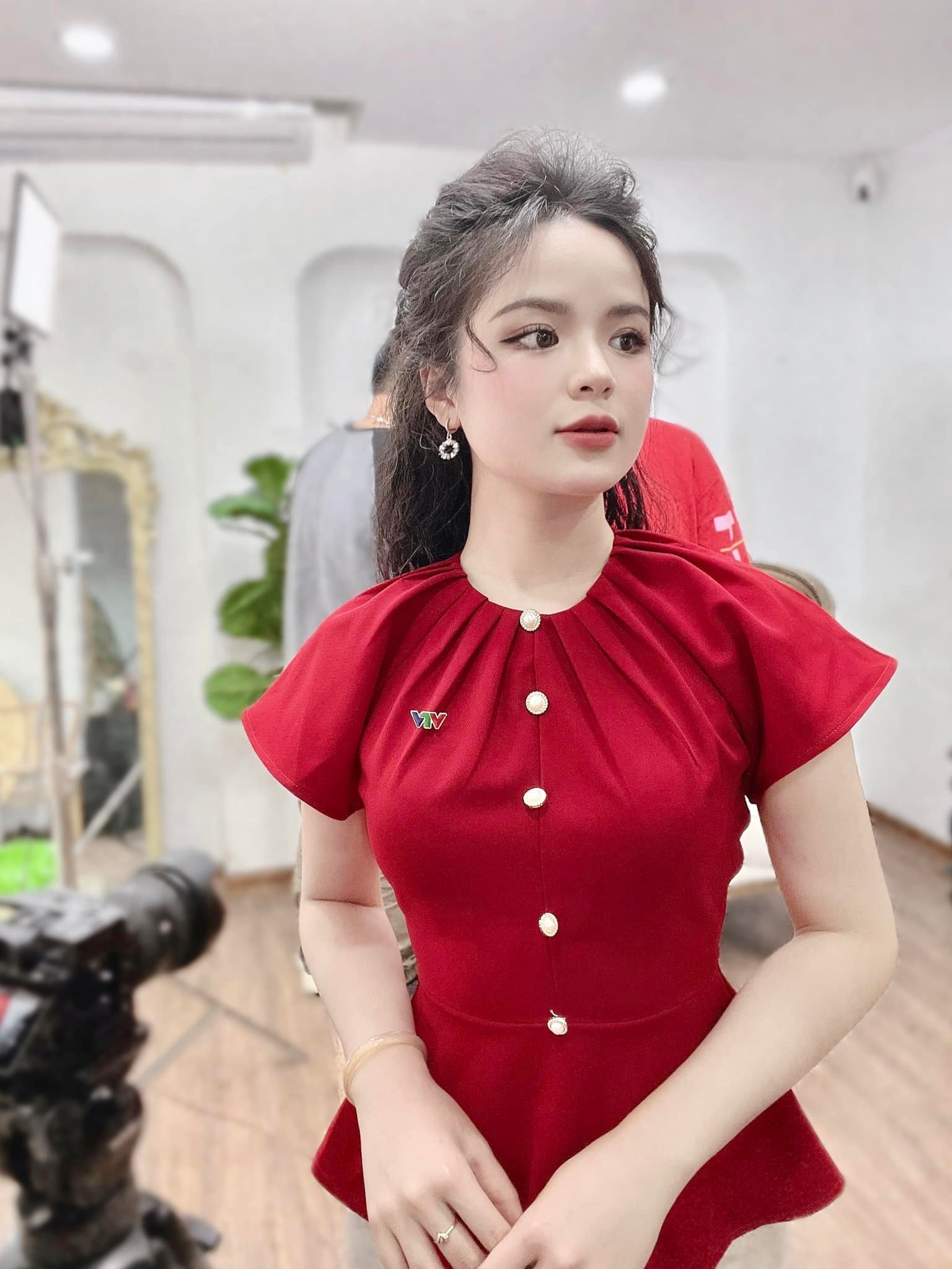 "MC VTV có gương mặt trẻ thơ" tiết lộ "luật ngầm" trang phục khi lên sóng - 3