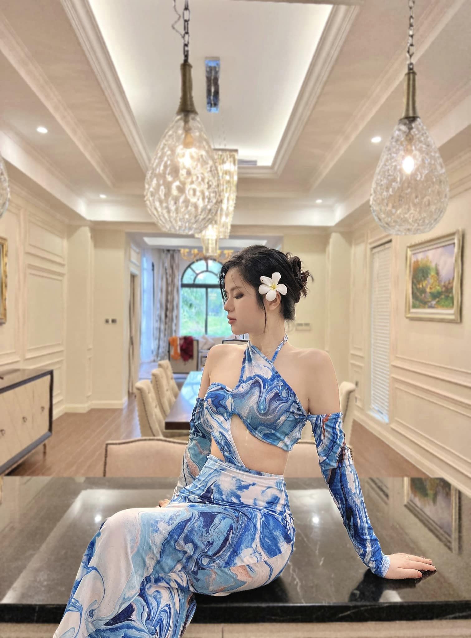 "MC VTV có gương mặt trẻ thơ" tiết lộ "luật ngầm" trang phục khi lên sóng - 10