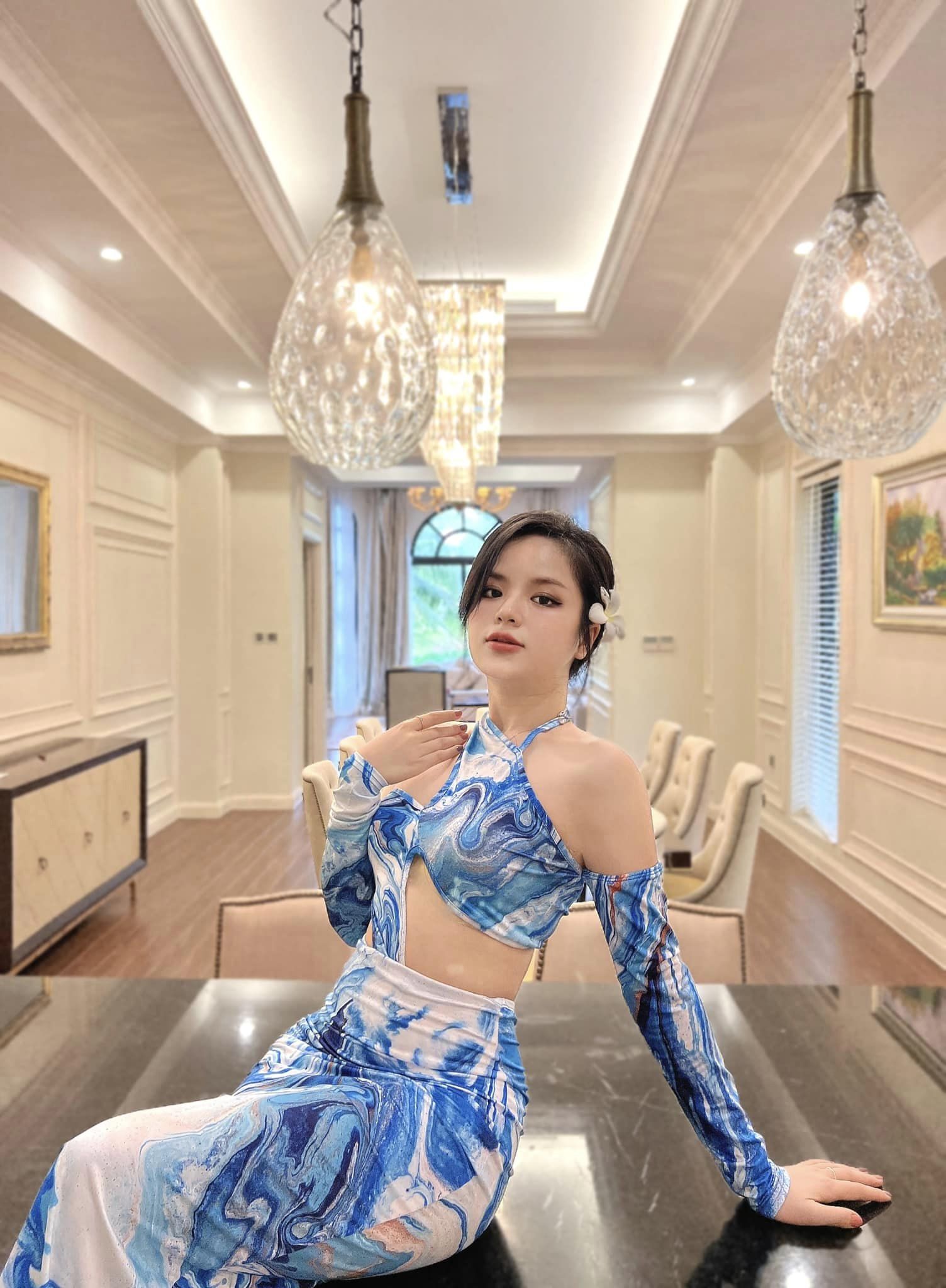 "MC VTV có gương mặt trẻ thơ" tiết lộ "luật ngầm" trang phục khi lên sóng - 9