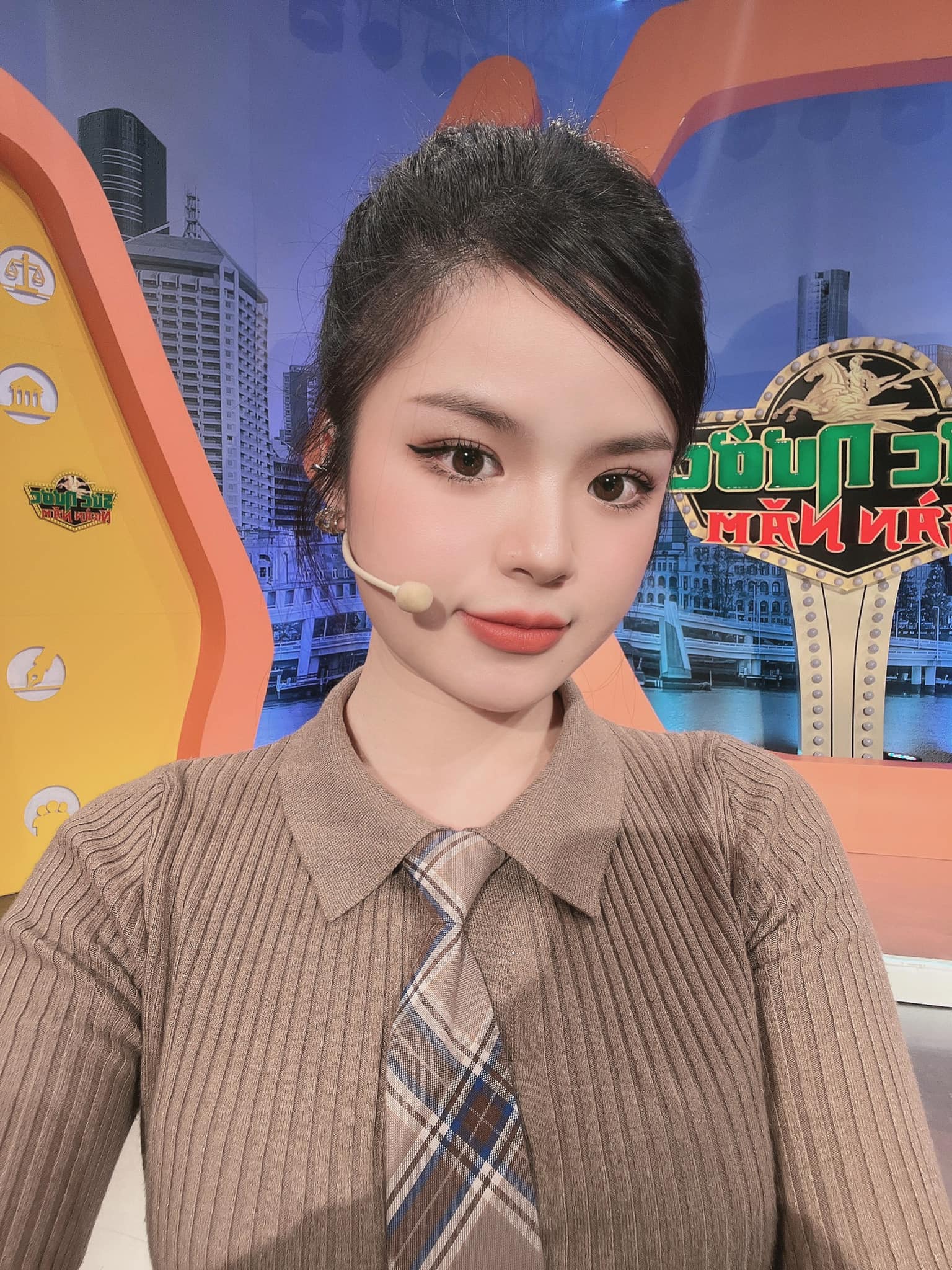"MC VTV có gương mặt trẻ thơ" tiết lộ "luật ngầm" trang phục khi lên sóng - 2