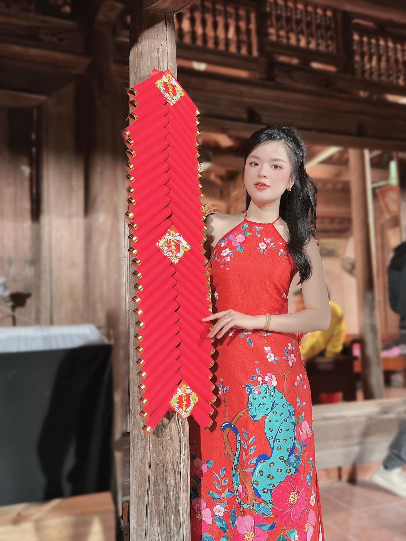 "MC VTV có gương mặt trẻ thơ" tiết lộ "luật ngầm" trang phục khi lên sóng - 11