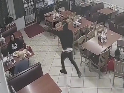 Thông tin mới vụ thực khách bắn 9 phát đạn thật vào tên cướp cầm súng giả trong nhà hàng