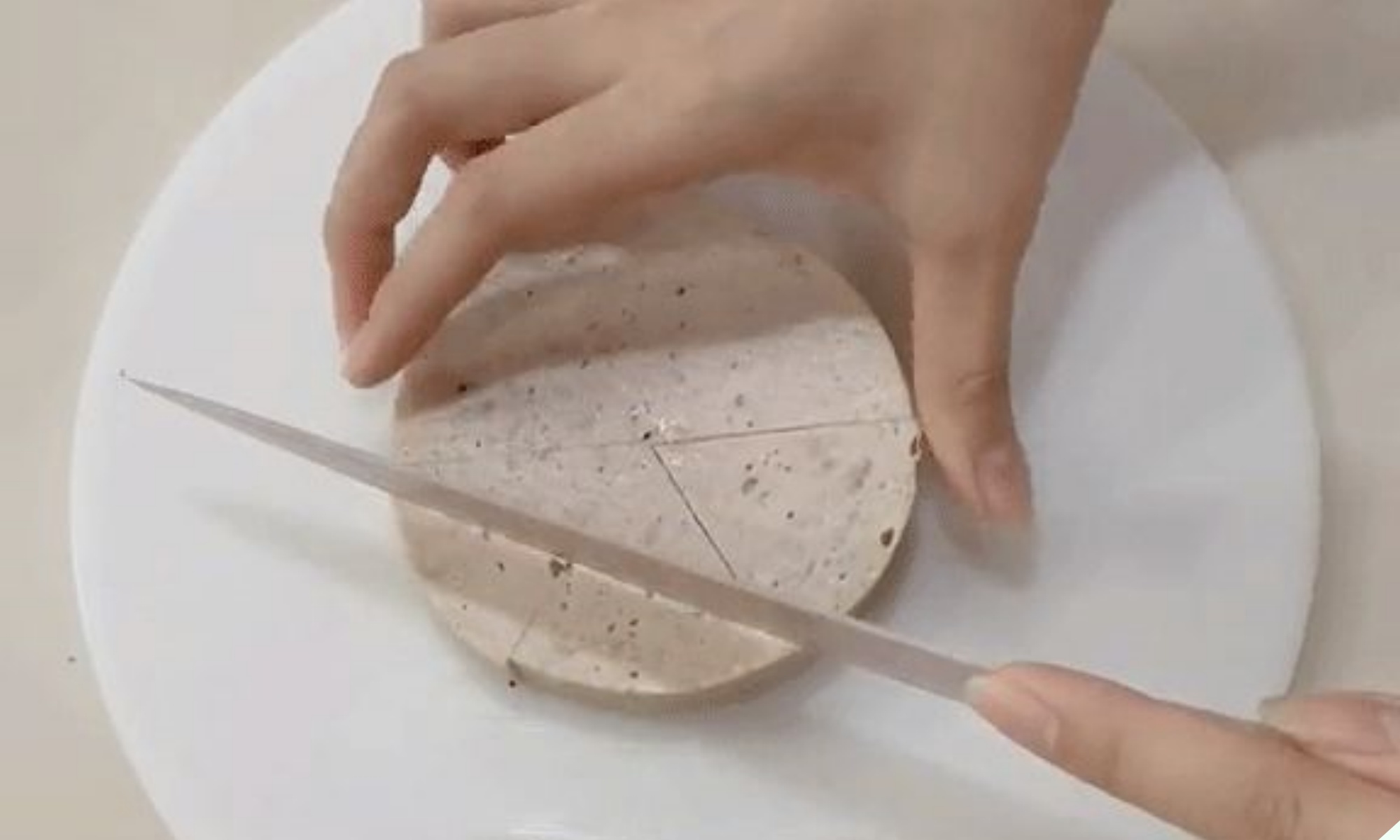 3 cách cắt giò lụa (chả lụa) thắp hương Tết Nguyên đán đơn giản mà đẹp mắt, chị em lưu lại nhé - 6
