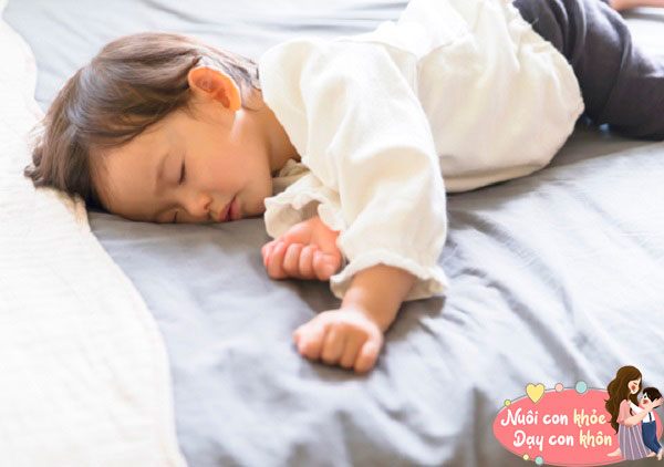 Trẻ sơ sinh làm 4 hành động này khi ngủ chứng tỏ não phát triển tốt - 7