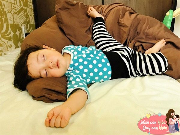 Trẻ sơ sinh làm 4 hành động này khi ngủ chứng tỏ não phát triển tốt - 3