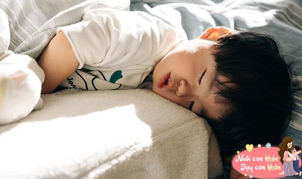 Trẻ sơ sinh làm 4 hành động này khi ngủ chứng tỏ não phát triển tốt - 5